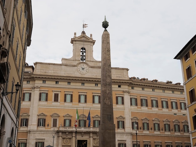 Montecitorio es un palacio en Roma y la sede de la Cámara de Diputados italiana