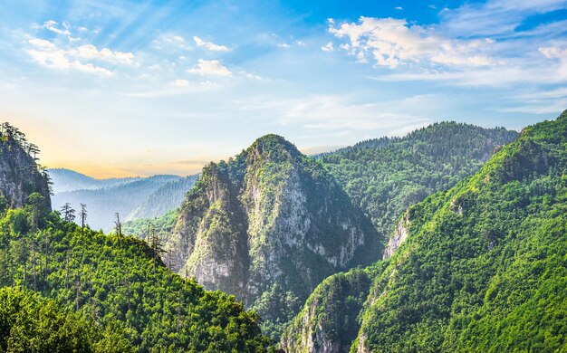 Montenegrinische Bergkette bei schönem Sommersonnenuntergang