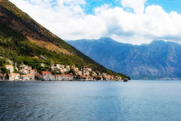 Montenegro Bahía y vistas a la montaña