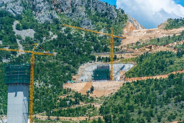 MONTENEGRO Bau einer Autobahn durch den Berg