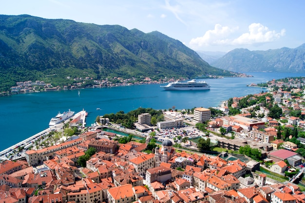 Montenegro bonita vista paisagem de verão, cidade de Kotor