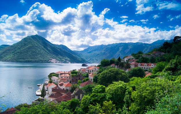 Montenegro bonita vista paisagem de verão, cidade de Perast