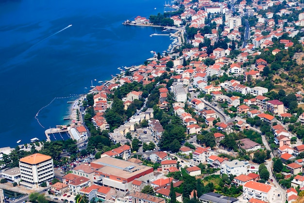 Montenegro der Blick über die Bucht beherbergt mit roten Dächern