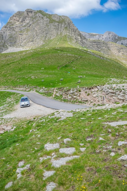 MONTENEGRO DURMITOR los turistas aparcan su coche en la carretera para dar un paseo por las rutas a pie