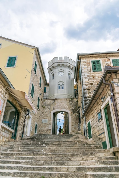 MONTENEGRO, HERCEG NOVI. turistas estão andando pelas ruas estreitas da cidade velha