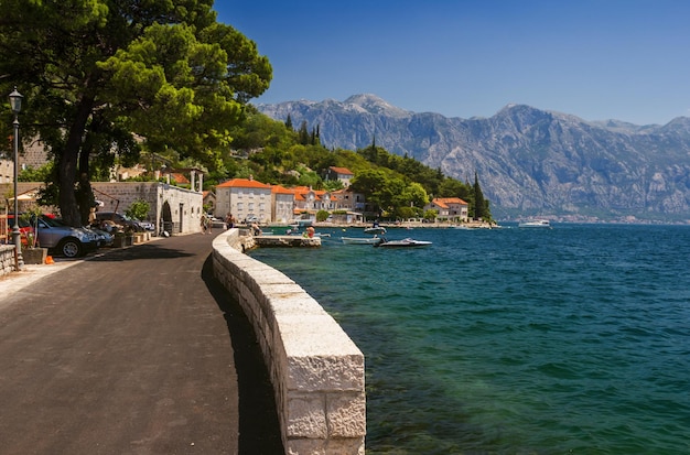 Foto montenegro kotor 21 de julio de 2018 paisaje mediterráneo soleado