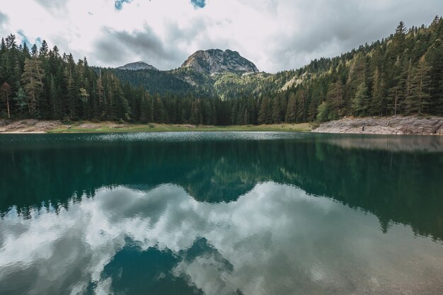 Montenegro, parque nacional Durmitor, montanhas e nuvens