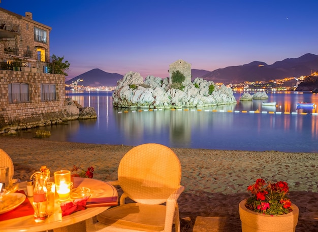 MONTENEGRO PRZNO el personal del restaurante preparó sus mesas cerca del mar para cenar durante la puesta de sol