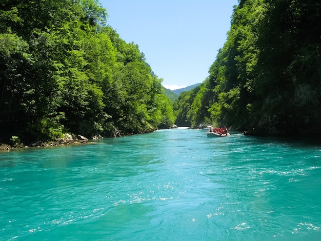 MONTENEGRO RIVER TARA im Norden Montenegros hat Rafting-Wettbewerbe bestanden