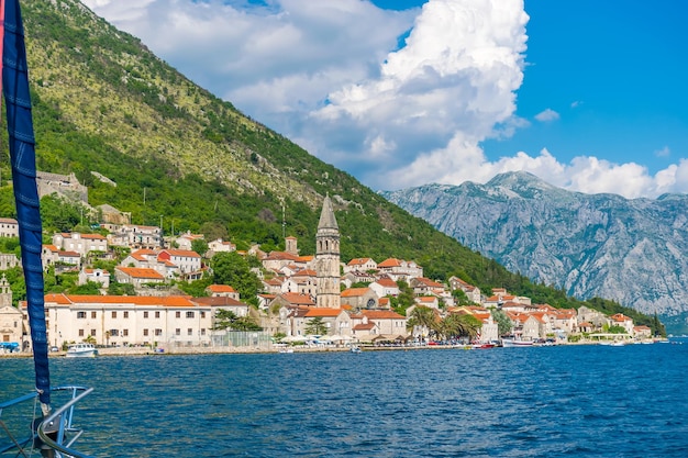 Montenegro turistas navegaram no iate pela cidade de perast na baía de boka de kotor