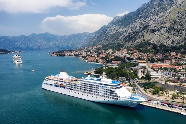 Montenegro Vista aérea no navio de cruzeiro Aventura e viagem Paisagem com cruzeiro no mar Adriático Cruzeiro de luxo Imagem de viagem