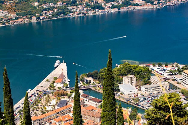 Montenegro la vista sobre las casas de la bahía con tejados rojos