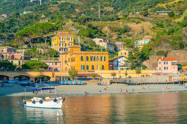 Monterosso al Mare, buntes Stadtbild auf den Bergen über dem Mittelmeer in Cinque Terre Italien Europa