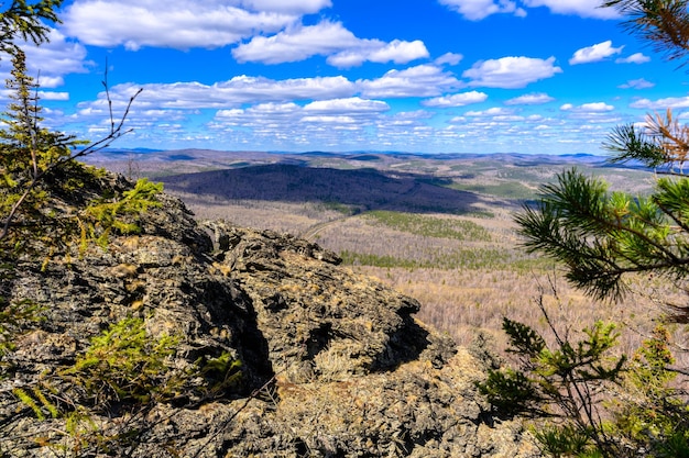 Montes Urais do Sul com uma vegetação paisagística única e diversidade de natureza