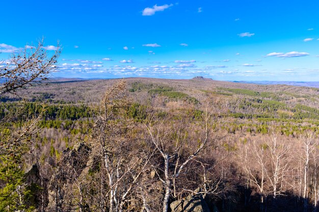 Montes Urais do Sul com uma vegetação paisagística única e diversidade de natureza