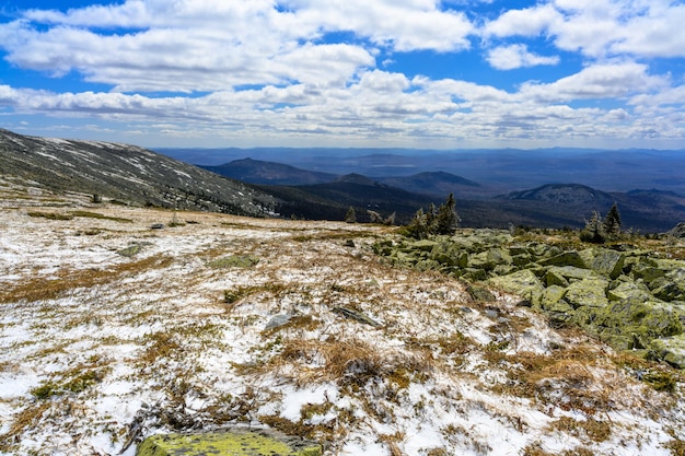 Montes Urais do Sul com uma vegetação paisagística única e diversidade de natureza