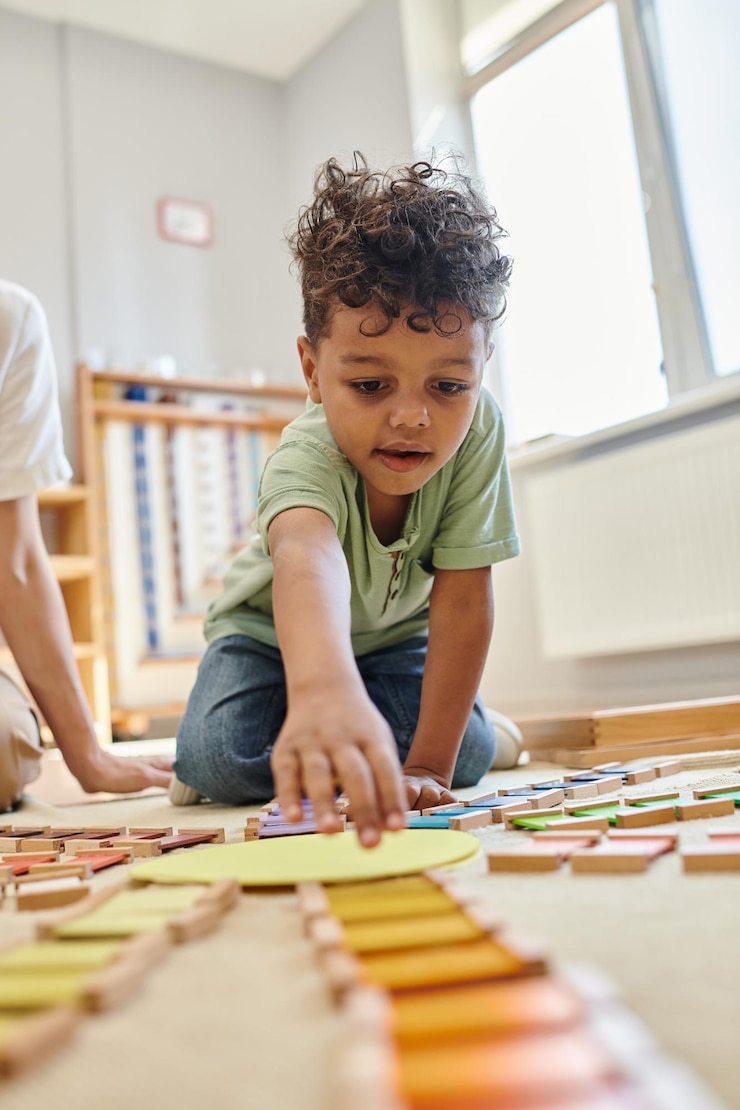 Foto montessori material inteligente menino afro-americano alcançando educacional cor brinquedo jogo professor