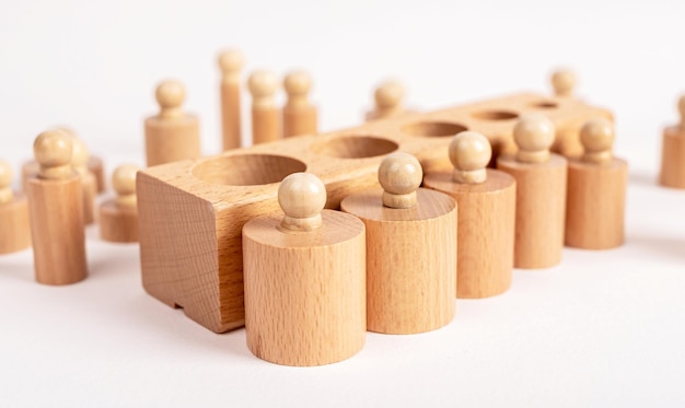 Montessori-Noppen-Holzzylinder mit Block Kinderpuzzle zur Vergleichsbewertung und Serienentwicklung