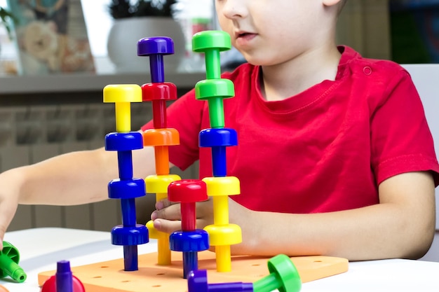 Montessori-Training Ein Kind, das mit farbigen Pilzen spielt