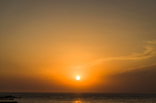 Montevideo Uruguay 11 de enero de 2022 Hermosa puesta de sol en la playa de Ramires con bañistas en un verano