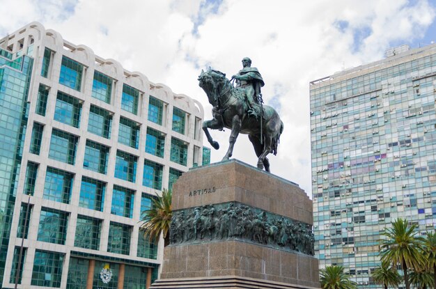 Foto montevideo uruguay 29 de diciembre de 2023 monumento a josé artigas plaza independencia famosa plaza de la ciudad