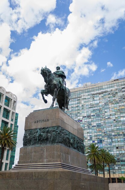 Foto montevideo uruguay 29 de diciembre de 2023 monumento a josé artigas plaza independencia famosa plaza de la ciudad