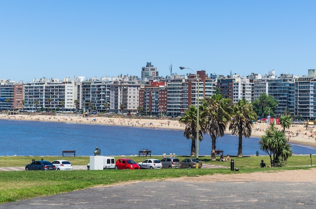 MONTEVIDEO, URUGUAY. Lugar emblemático de la playa de pocitos en el que se ubican las letras de montevideo, un lugar para que los turistas se tomen fotos de recuerdo