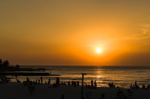 Montevidéu Uruguai 11 de janeiro de 2022 Belo pôr do sol na praia de Ramires com banhistas em um dia de verão em Montevidéu Uruguai