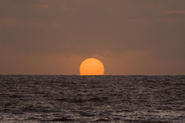 Foto montevidéu uruguai 29 de dezembro de 2023 lindo pôr do sol na praia ramirez em montevidéu uruguai