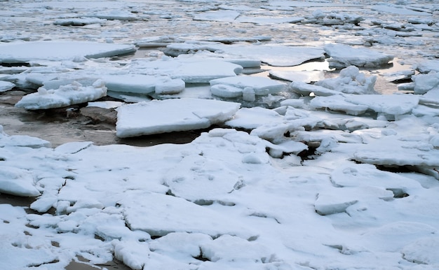 Montículos de hielo un montón de fragmentos de hielo en la compresión de la capa de hielo del mar Báltico