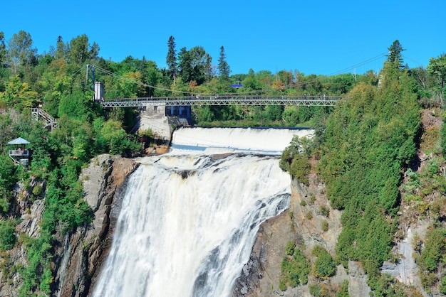 Montmorency Falls con arco iris y cielo azul cerca de la ciudad de Quebec.