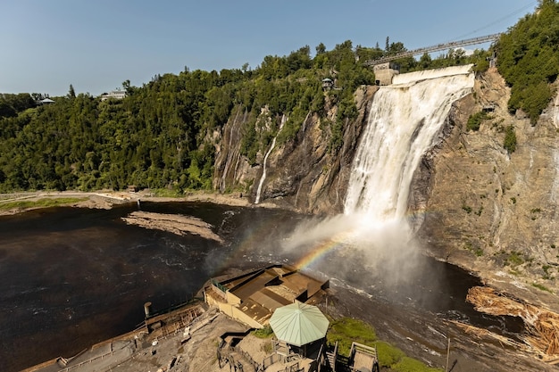 Montmorency Falls hermosa vista en un día soleado, Quebec, Canadá