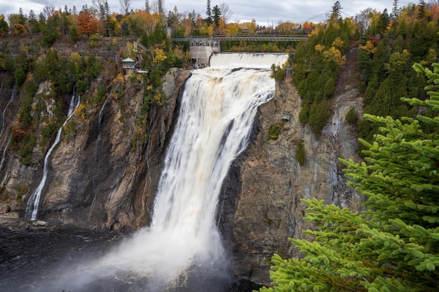 Montmorency Falls en la temporada de otoño Quebec Canada