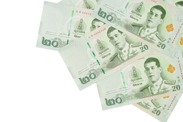 Montón de 20 billetes de baht tailandés aislado sobre fondo blanco Concepto de negocios y finanzas