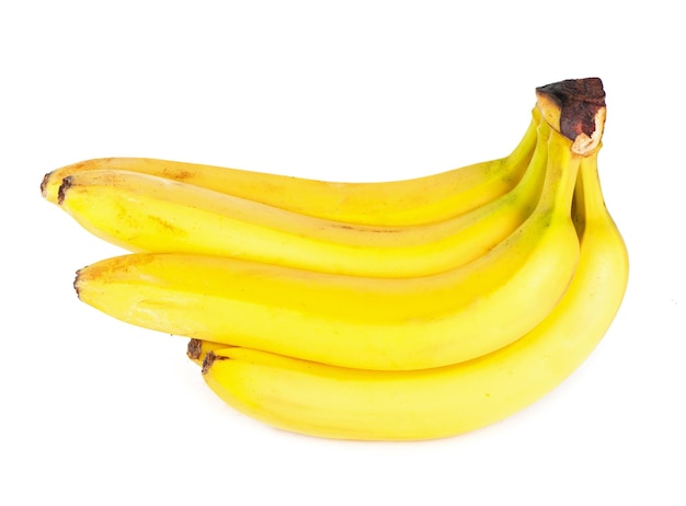Montón aislado de plátanos maduros aislado sobre fondo blanco.