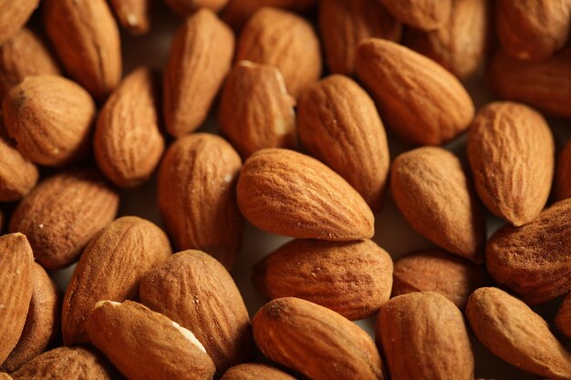 Montón de almendras crudas nueces