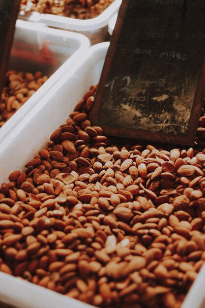 Foto un montón de almendras en un recipiente