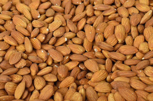 Un montón de almendras tostadas