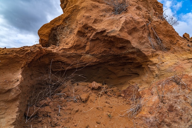 Foto un montón de arena en un campo.