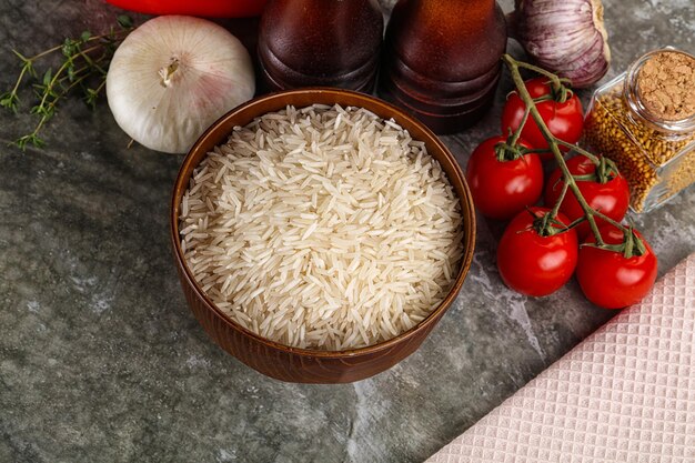 Foto un montón de arroz basmati crudo y delicioso