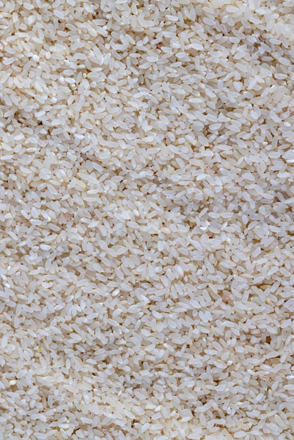 Foto un montón de arroz blanco disperso en la mesa de la cocina