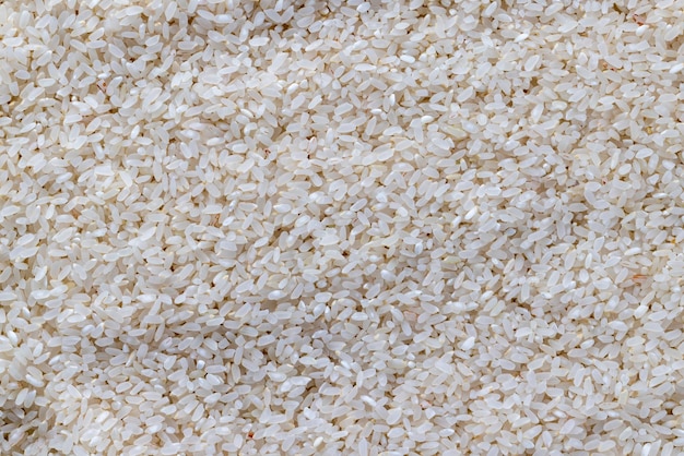 Foto un montón de arroz blanco disperso en la mesa de la cocina