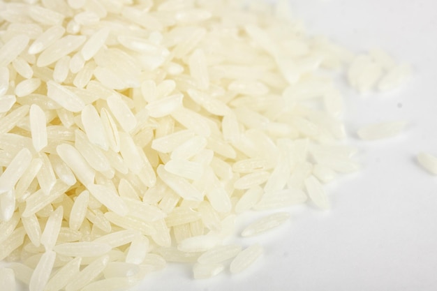 Montón de arroz orgánico en blanco