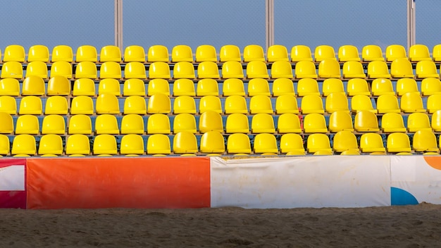 Un montón de asientos de plástico amarillo en el estadio