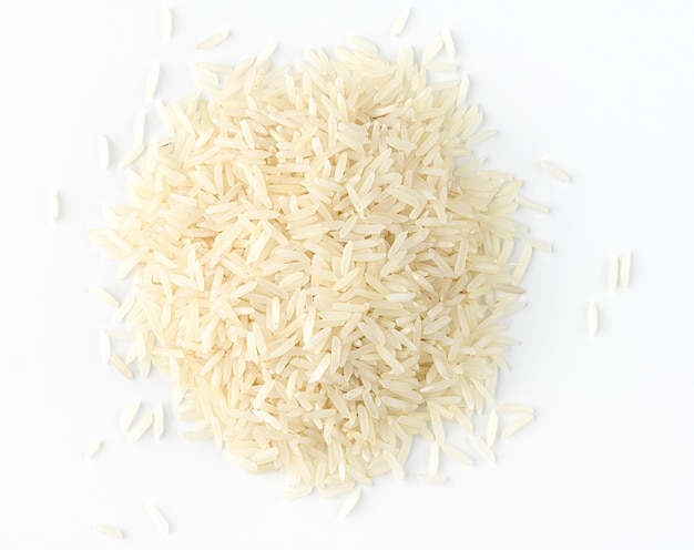 Foto montón de basmati de arroz largo blanco seco sobre un fondo blanco directo arriba