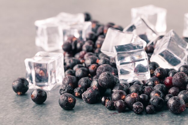 Montón de bayas con cubitos de hielo