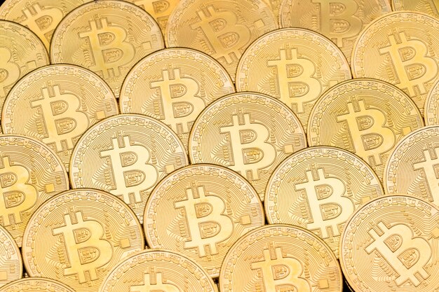 Un montón de Bitcoin dorado para el fondo