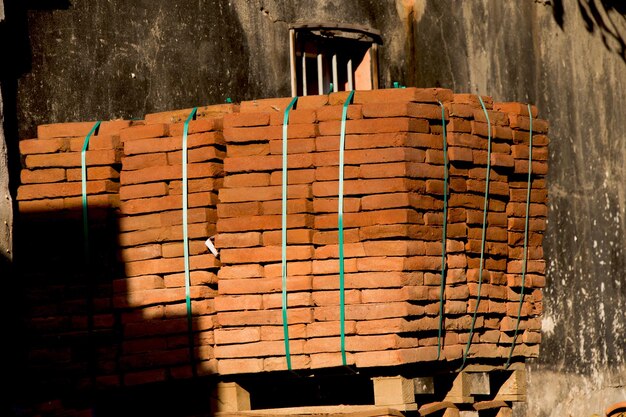 Montón de bloque de ladrillo utilizado para la industria en el sitio de construcción de edificios residenciales