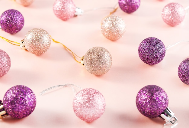 Un montón de bolas brillantes de árbol de Navidad en rosa