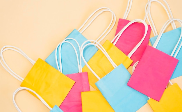 Un montón de bolsas de papel de colores brillantes Concepto de compras y ventas